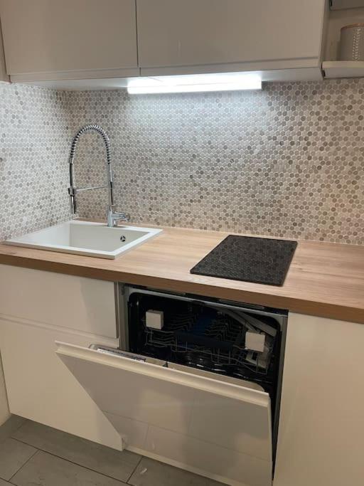 Appartement Sur La Plage, Piscine, Wifi, Tv, Netflix *