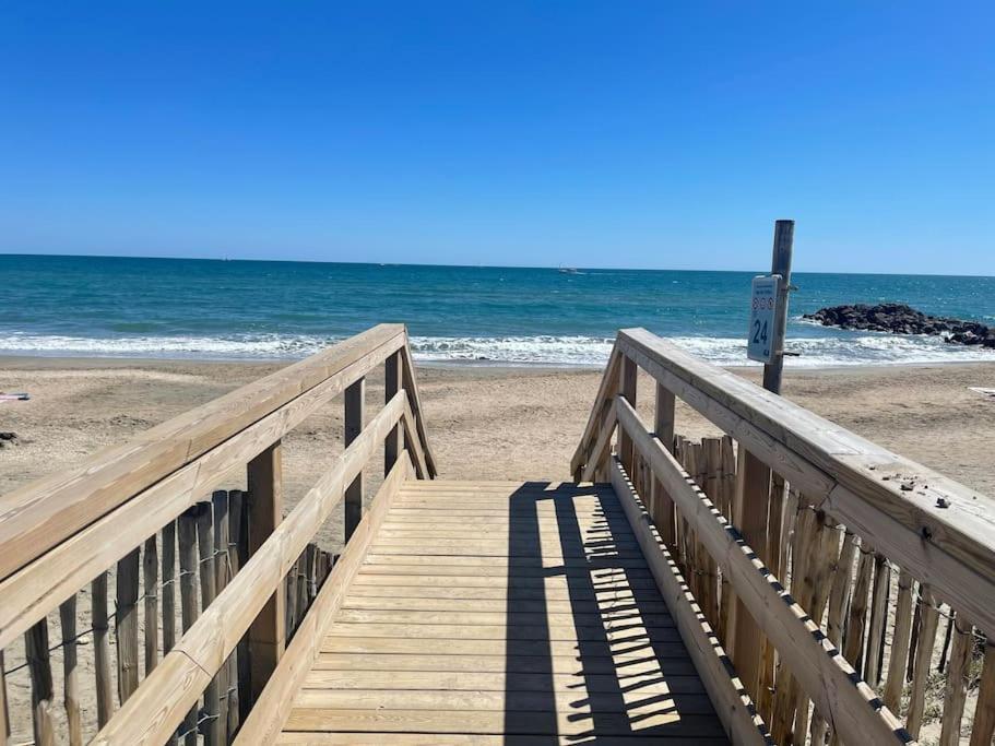 Sur La Plage, Piscine, Wifi, Tv, Netflix Appartement *