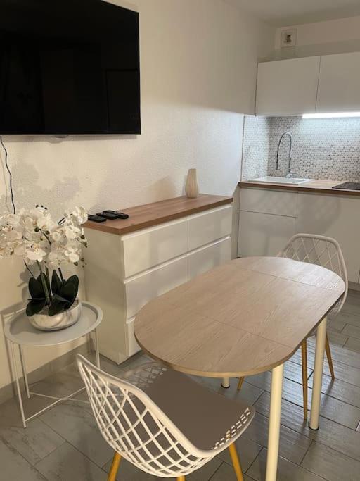 Sur La Plage, Piscine, Wifi, Tv, Netflix Appartement